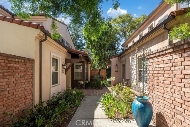 63 Splendor, Irvine CA: https://media.crmls.org/medias/c279d7a0-d7e6-48ec-b0c0-63368f364f9e.jpg
