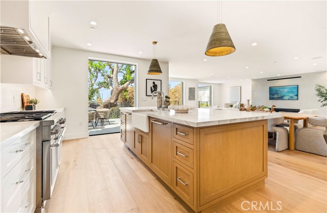 Detail Gallery Image 2 of 46 For 1759 Glenneyre St, Laguna Beach,  CA 92651 - 5 Beds | 5/1 Baths