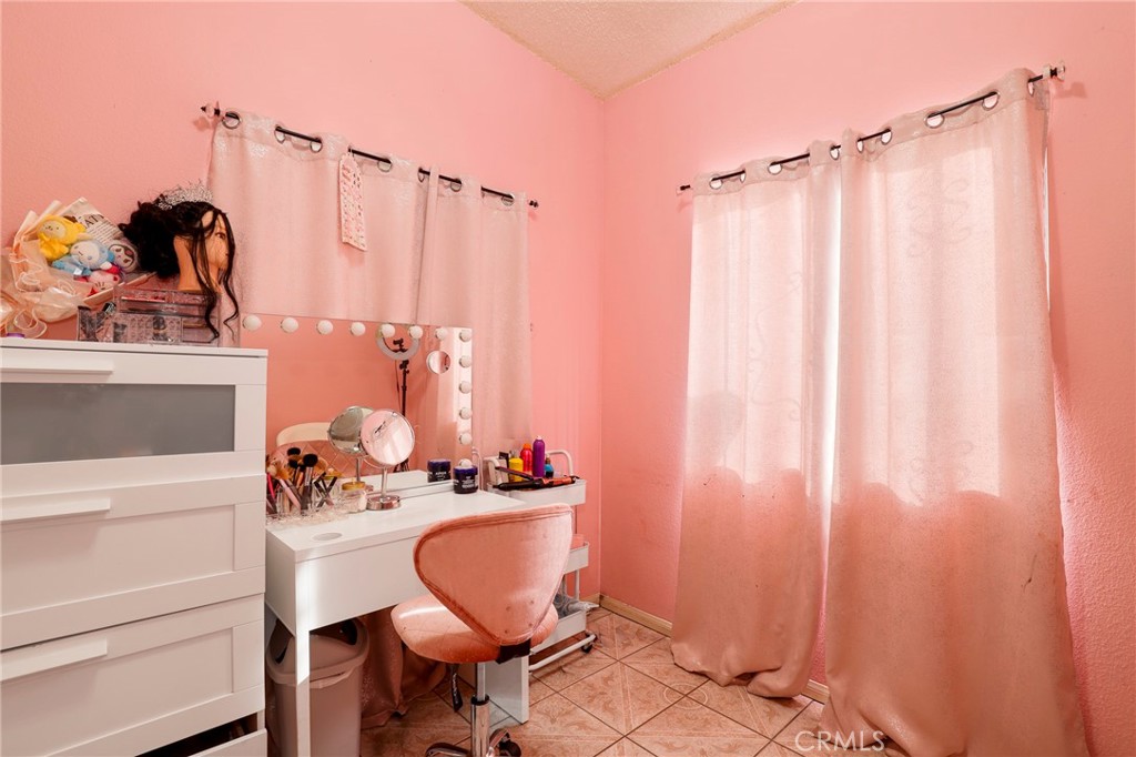 https://media.crmls.org/medias/c27d2eda-4419-4da0-9bce-e172225dc63e.jpg?preset=X-Large