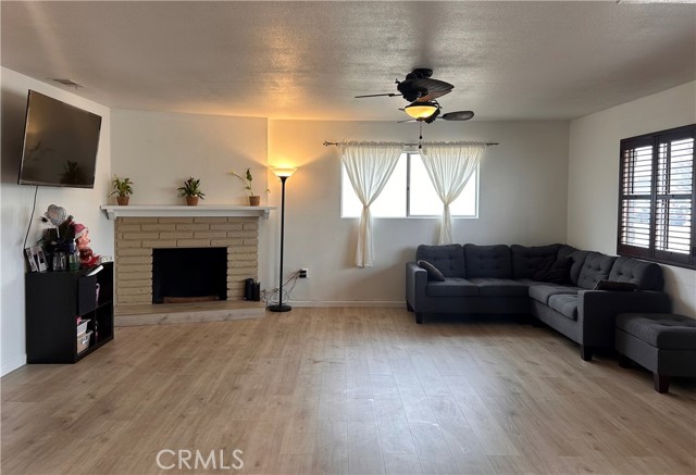 Detail Gallery Image 3 of 14 For 889 Cardona Pl, Hemet,  CA 92543 - 2 Beds | 2 Baths