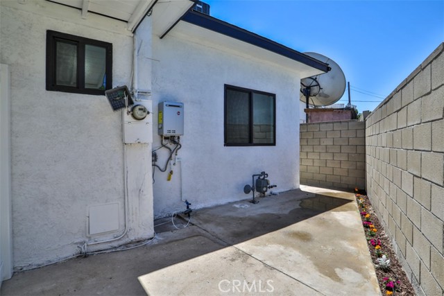 2111 Scott Road, Burbank CA: https://media.crmls.org/medias/c2867c76-2b9b-4e82-8925-3804524d8560.jpg