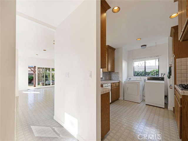 Detail Gallery Image 15 of 55 For 345 S Beachwood Dr, Burbank,  CA 91506 - 5 Beds | 3 Baths