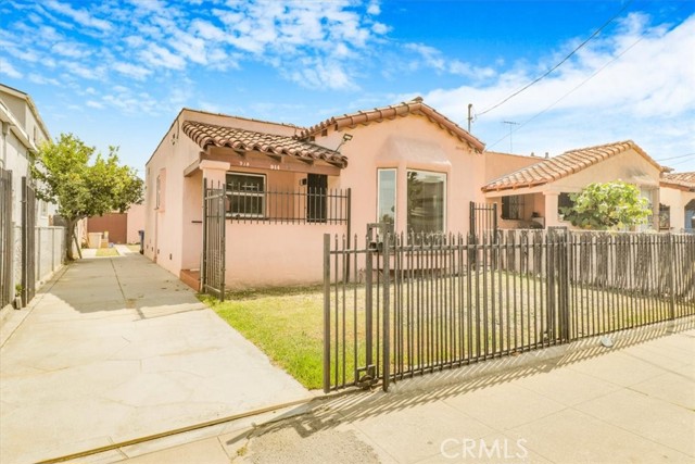 914 W 71st Street, Los Angeles CA: https://media.crmls.org/medias/c2876c44-4c7b-4323-8934-024e14d80efd.jpg