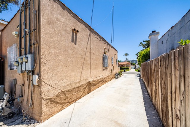 2525 S Cochran Avenue, Los Angeles CA: https://media.crmls.org/medias/c287db81-e611-4067-942c-164f4c4d8327.jpg