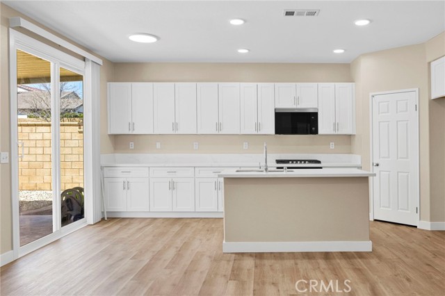 Detail Gallery Image 13 of 47 For 10186 Susan, Hesperia,  CA 92345 - 5 Beds | 3 Baths