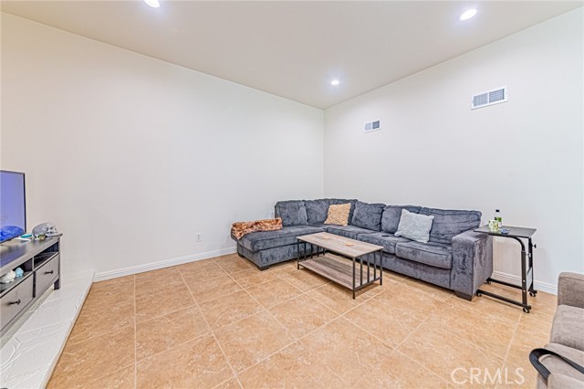 26 Seton, Irvine CA: https://media.crmls.org/medias/c28a06c8-aa52-4119-8342-aff508c7d750.jpg