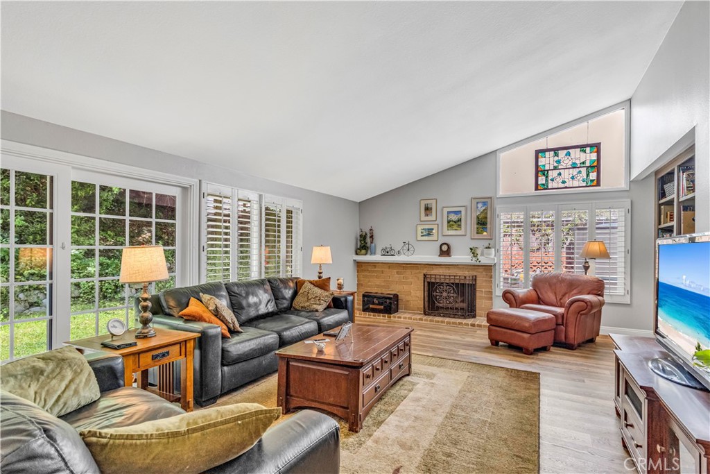 MLS #OC25103077 img 2