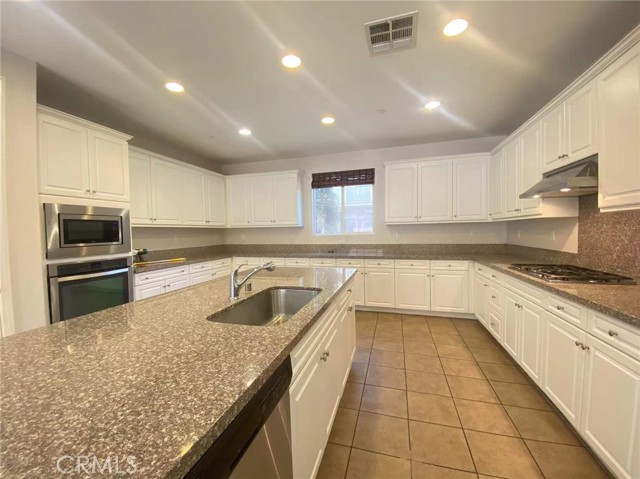 Detail Gallery Image 2 of 17 For 3031 E via Corvina, Ontario, Ontario,  CA 91764 - 4 Beds | 2/1 Baths