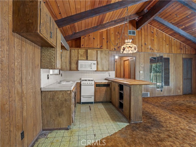 Detail Gallery Image 4 of 33 For 1155 Chateau, Crestline,  CA 92325 - 3 Beds | 1 Baths