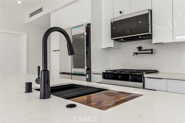 Detail Gallery Image 6 of 19 For 6830 N Lubao Ave, Winnetka,  CA 91306 - 5 Beds | 6 Baths
