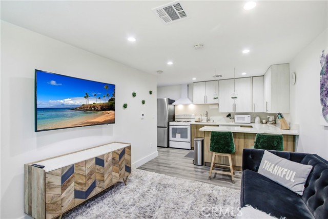 20200 Clark Street, Woodland Hills CA: https://media.crmls.org/medias/c298d1e0-b668-4b43-807a-ea76b89c0976.jpg