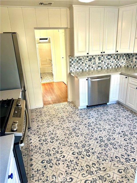 425 Monterey Drive, Laguna Beach CA: https://media.crmls.org/medias/c2997591-bd5d-423d-9c1f-6fc833aa3bbf.jpg