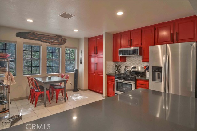 Detail Gallery Image 9 of 24 For 517 Sugar Pine Dr, Lake Arrowhead,  CA 92352 - 2 Beds | 2 Baths