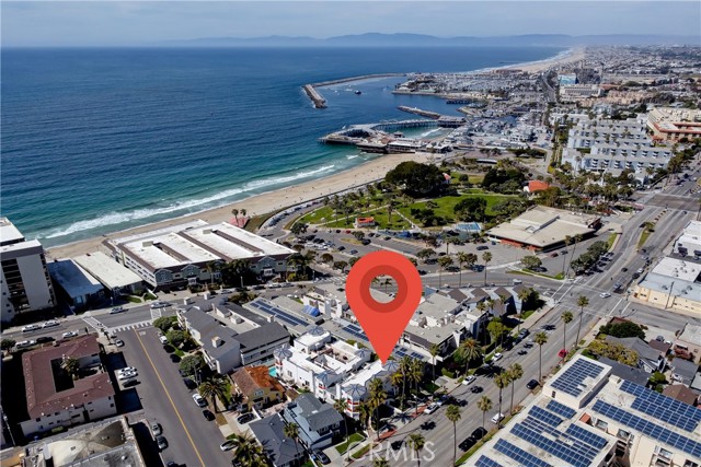 Detail Gallery Image 2 of 30 For 425 S Catalina #2,  Redondo Beach,  CA 90277 - 3 Beds | 3 Baths