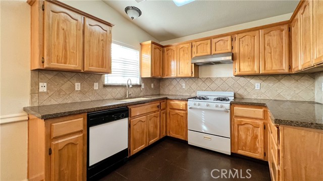 Detail Gallery Image 10 of 31 For 4509 Kaytlain Ave, Bakersfield,  CA 93313 - 3 Beds | 2 Baths