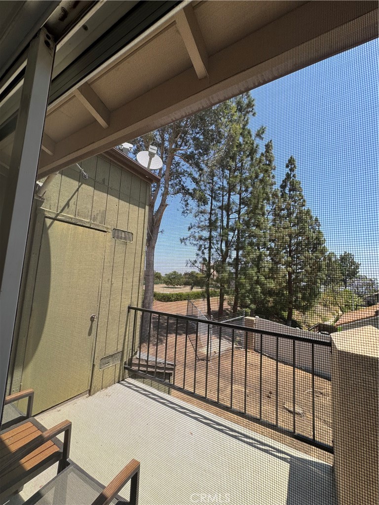 https://media.crmls.org/medias/c2a2552c-55e0-4086-a458-68d5963bcfe5.jpg?preset=X-Large