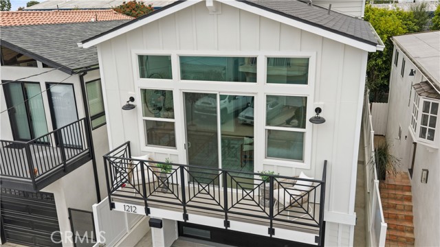 1212 19th Street, Hermosa Beach, California 90254, 4 Bedrooms Bedrooms, ,4 BathroomsBathrooms,Residential,For Sale,19th,SB26062974