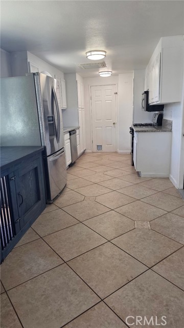 Detail Gallery Image 5 of 18 For 7079 Cienega, Highland,  CA 92346 - 5 Beds | 2/1 Baths