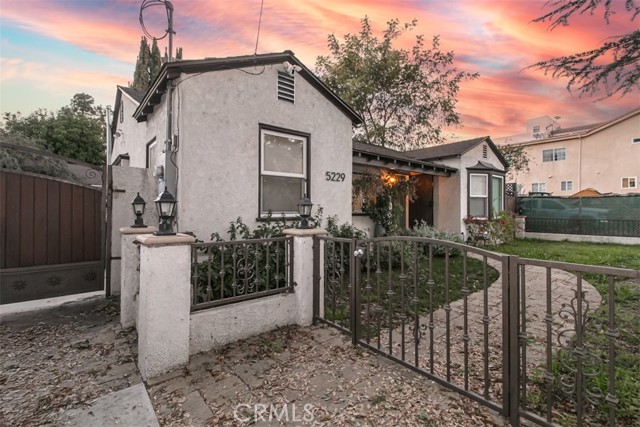 Detail Gallery Image 3 of 33 For 5229 Vantage, Valley Village,  CA 91607 - 3 Beds | 3 Baths