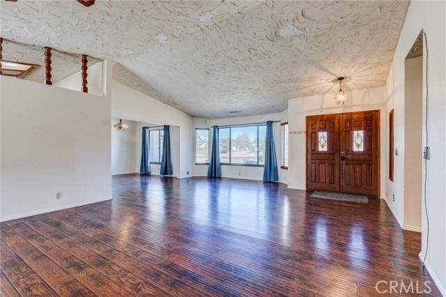 Detail Gallery Image 9 of 43 For 14076 Wawona Rd, Apple Valley,  CA 92307 - 3 Beds | 2 Baths