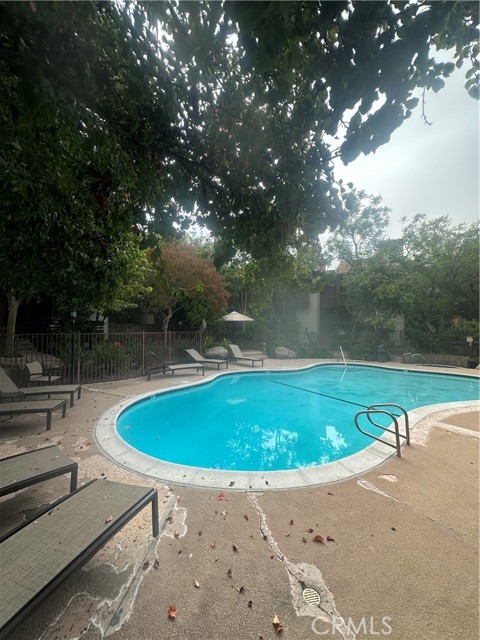 Detail Gallery Image 4 of 19 For 21931 Burbank #46,  Woodland Hills,  CA 91367 - 2 Beds | 2/1 Baths