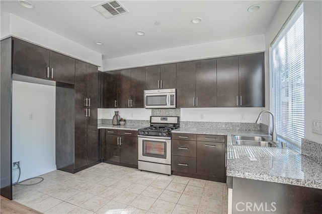 Detail Gallery Image 5 of 21 For 645 Liberation Way, Fullerton,  CA 92832 - 3 Beds | 2/1 Baths