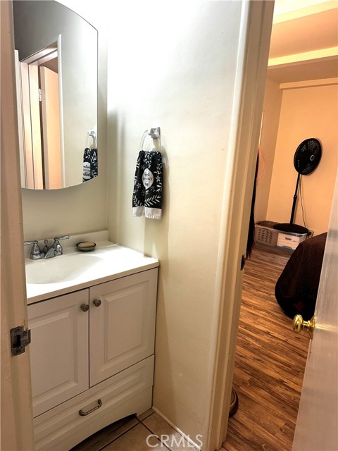 Detail Gallery Image 13 of 16 For 2504 Alma Ave, Manhattan Beach,  CA 90266 - 2 Beds | 1/1 Baths