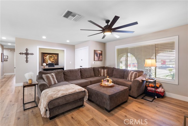 33127 Camelot Drive, Yucaipa CA: https://media.crmls.org/medias/c2ac67ca-2254-4df0-9481-f6cc3224e5fb.jpg