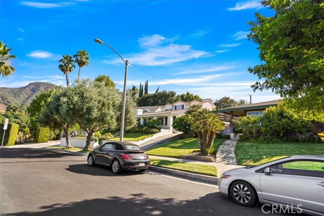 525 Bob Hope Drive, Burbank CA: https://media.crmls.org/medias/c2b14269-df5b-4394-9f45-0063b7d82f3d.jpg