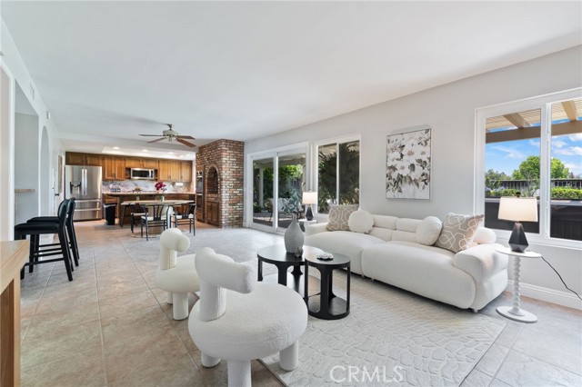 23761 Singapore Street, Mission Viejo CA: https://media.crmls.org/medias/c2b868f6-7ce5-4b2b-bfcb-3f90e047c950.jpg