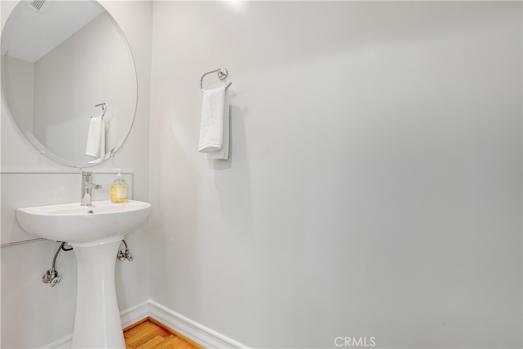 https://media.crmls.org/medias/c2b8b937-354b-4620-a86d-120a0433b236.jpg?preset=X-Large