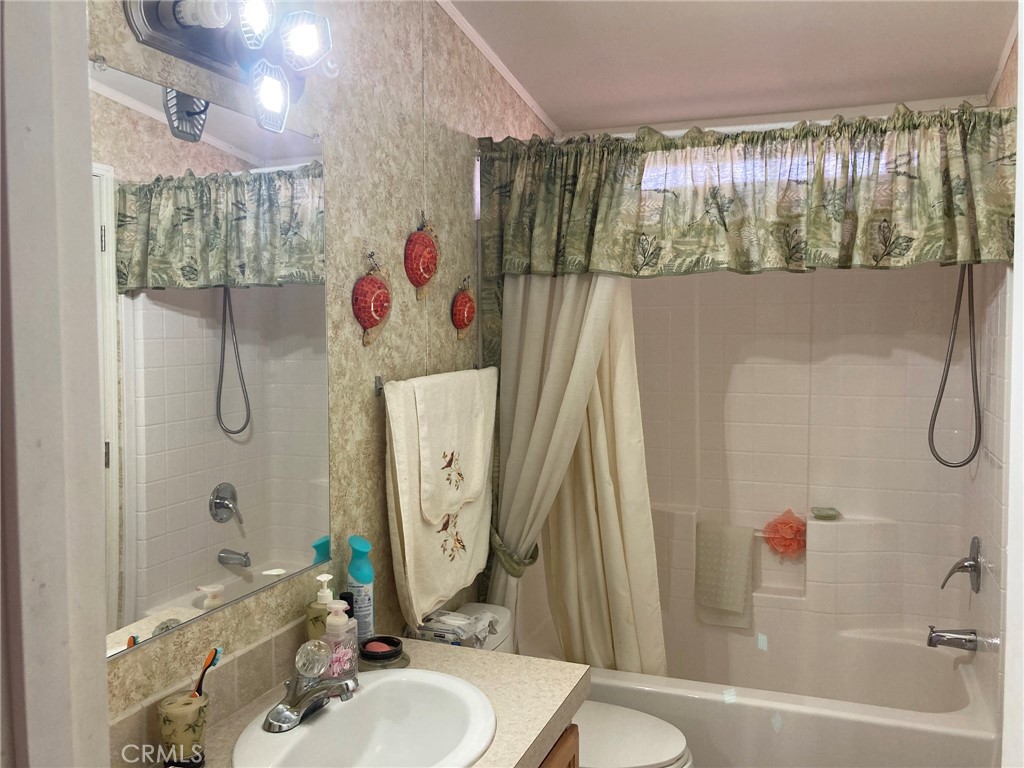 https://media.crmls.org/medias/c2bddca6-ab48-4a79-8419-ec2e78f39e70.jpg?preset=X-Large