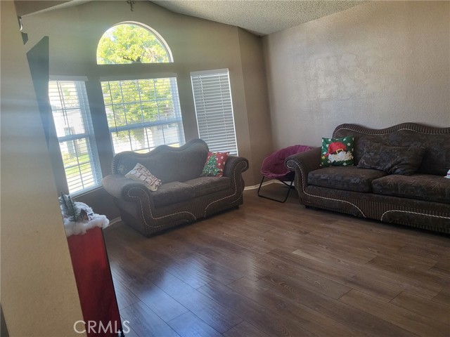 Detail Gallery Image 16 of 18 For 19842 Emerald Creek Dr, Canyon Country,  CA 91351 - 3 Beds | 2 Baths