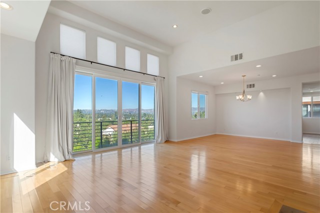 Detail Gallery Image 2 of 43 For 5678 Como Circle, Woodland Hills,  CA 91367 - 5 Beds | 3/1 Baths