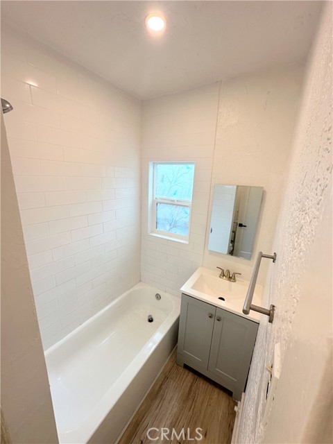 901 N El Centro Avenue, Hollywood CA: https://media.crmls.org/medias/c2c46b1a-fc85-4451-897f-db0abaccbd63.jpg