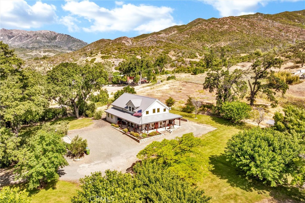 https://media.crmls.org/medias/c2c61520-6f8f-4132-b194-6b139b39157f.jpg?preset=X-Large
