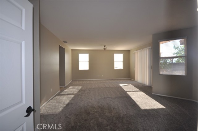 8945 Honeysuckle Avenue, Hesperia CA: https://media.crmls.org/medias/c2c749ba-85b5-4396-b1b2-5f4347dfa347.jpg