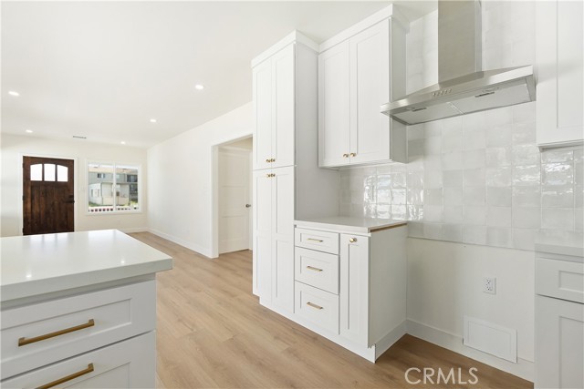 1027 E 10th St, Long Beach CA: https://media.crmls.org/medias/c2c7ea0b-2147-46f1-b67f-e2888f04198f.jpg