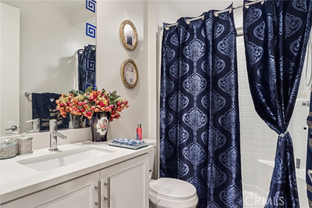 Detail Gallery Image 20 of 37 For 13225 Victory Bld, Valley Glen,  CA 91401 - 3 Beds | 3/1 Baths