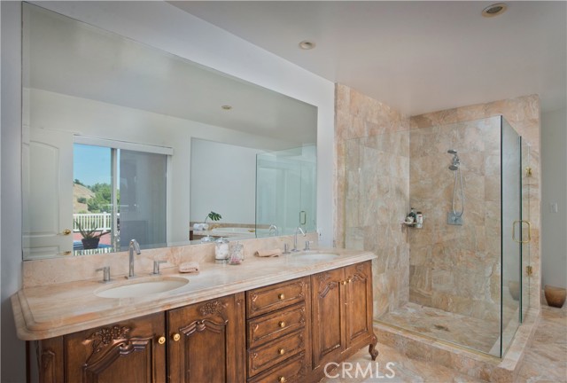 Detail Gallery Image 17 of 27 For 4407 Medley Pl, Encino,  CA 91316 - 6 Beds | 4/2 Baths