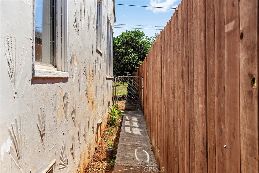 https://media.crmls.org/medias/c2d1890e-d739-4a19-bdc6-29361f080a8c.jpg?preset=X-Large