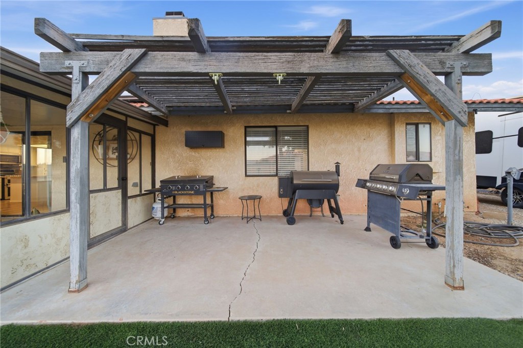 https://media.crmls.org/medias/c2d56012-065e-4c38-9106-6fe4fe9de872.jpg?preset=X-Large