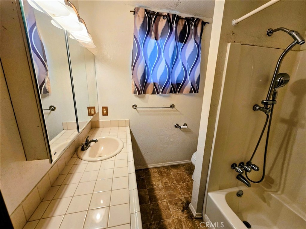 https://media.crmls.org/medias/c2d64b4d-472d-46cc-8ea0-219e0fcedbfb.jpg?preset=X-Large