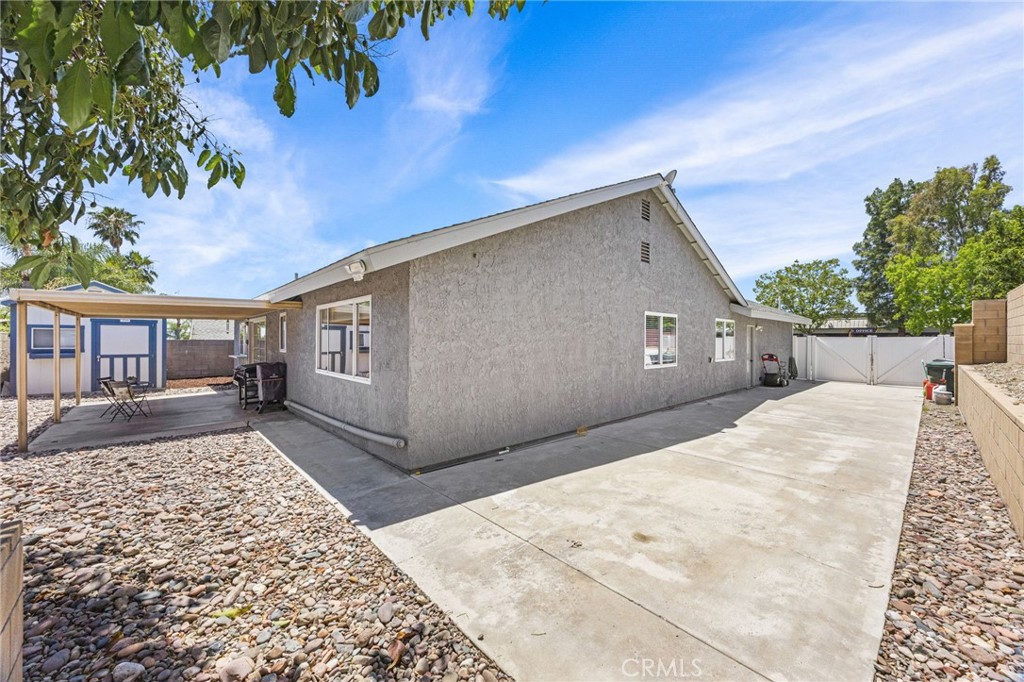 https://media.crmls.org/medias/c2d7c112-70e2-4516-82fd-2fdad4ee3028.jpg?preset=X-Large