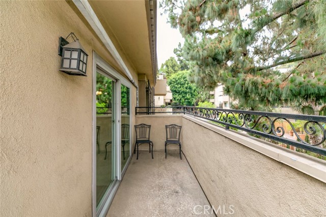6700 Hillpark Drive, Los Angeles CA: https://media.crmls.org/medias/c2da8285-6987-4170-9768-d0cf60108258.jpg