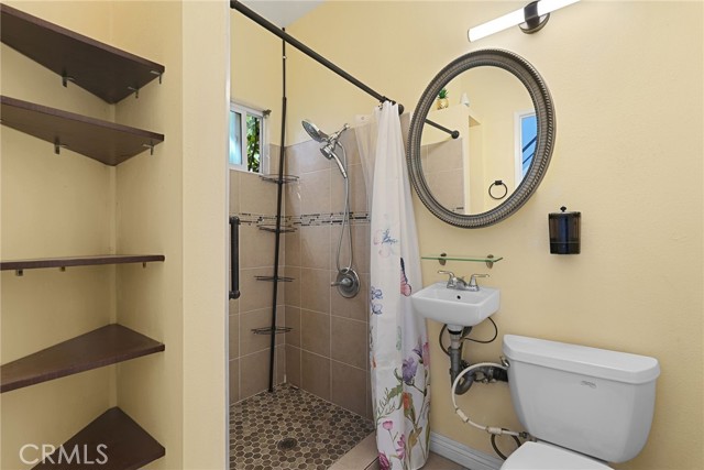 Detail Gallery Image 6 of 48 For 9400 1/2 Noble, North Hills,  CA 91343 - 5 Beds | 3 Baths