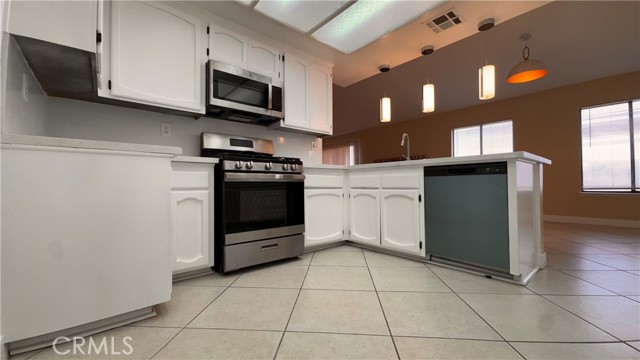 Detail Gallery Image 6 of 36 For 13677 Ivanpah, Apple Valley,  CA 92308 - 3 Beds | 2 Baths