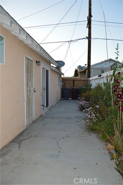 24758 Chestnut St, Newhall CA: https://media.crmls.org/medias/c2e00064-bbc5-4471-a9c7-9951652cd004.jpg