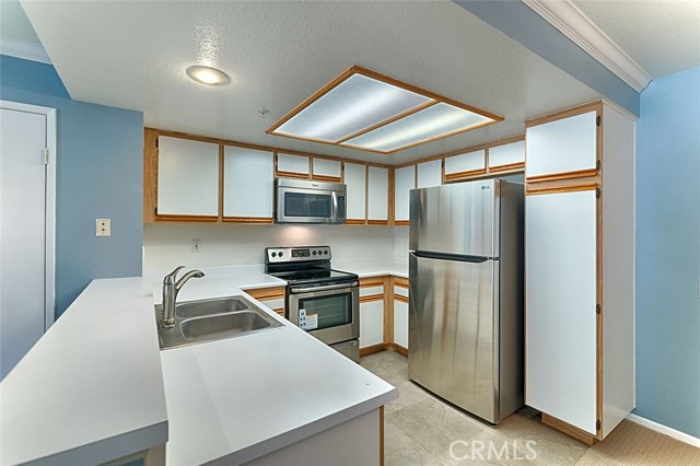 Detail Gallery Image 14 of 49 For 215 S Cross Creek Rd #E,  Orange,  CA 92869 - 1 Beds | 1 Baths