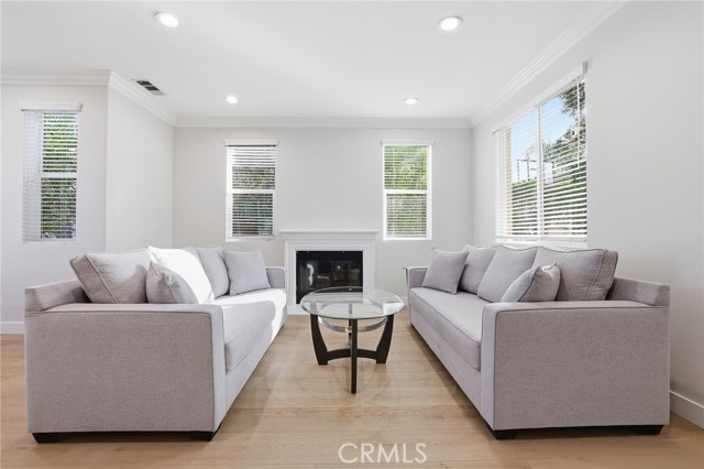 Detail Gallery Image 6 of 46 For 8220 Chamberlain, Reseda,  CA 91335 - 4 Beds | 3 Baths